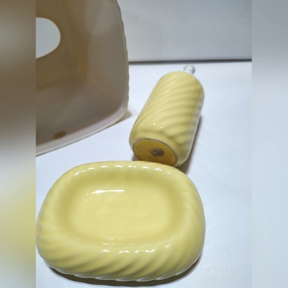 Andre Richard Japan vtg yellow bathroom set - Picture 8 of 9